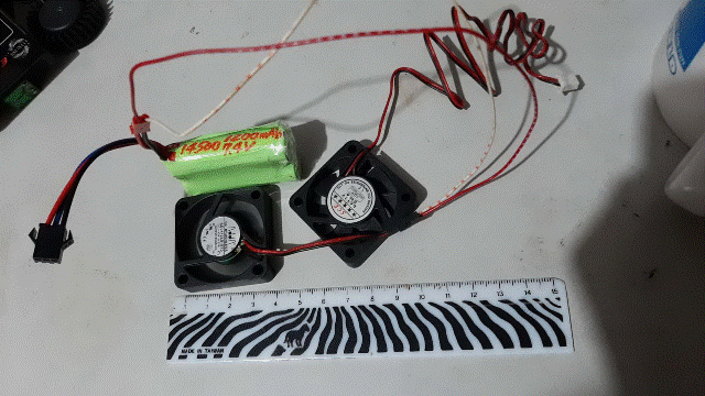 Robi2023.01.20_07_改造思考：[散熱排風扇]測試送電7.4V(2Cell)給[後排氣片風扇DC12V_0.07A](可以正常運轉！).gif